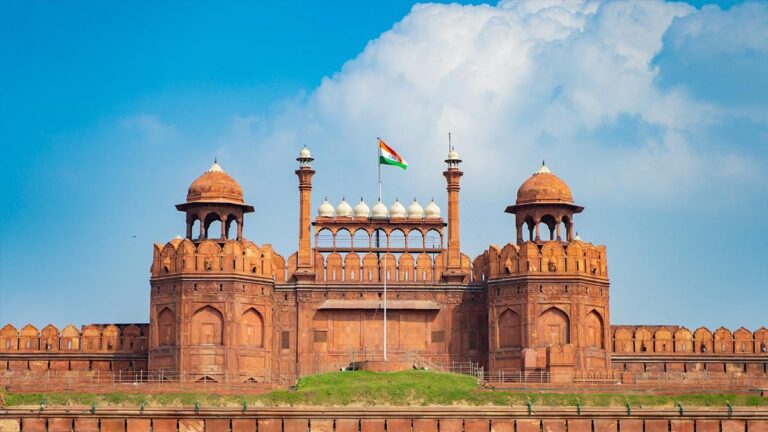 Why does the Prime Minister hoist the tricolor only at the Red Fort